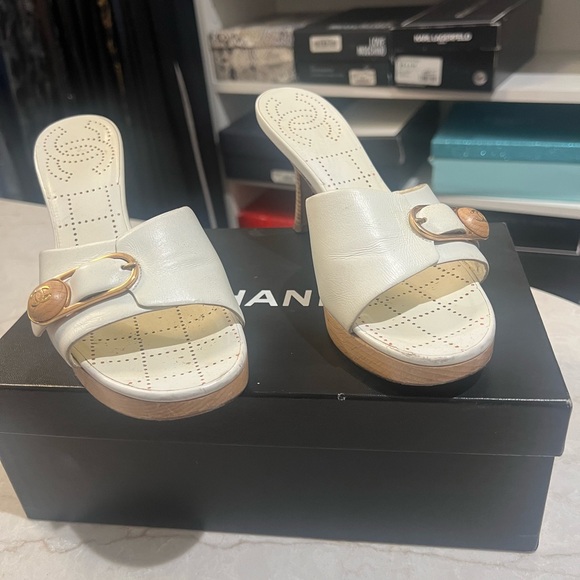 Chanel beautiful InterlockingCC Logo Sandals  size 7 in EUC with box - Picture 4 of 10